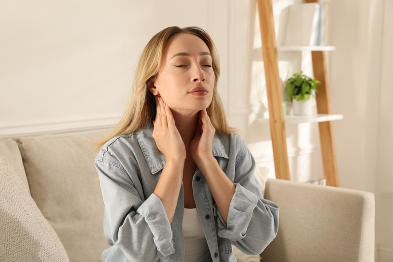 woman checks thyroid